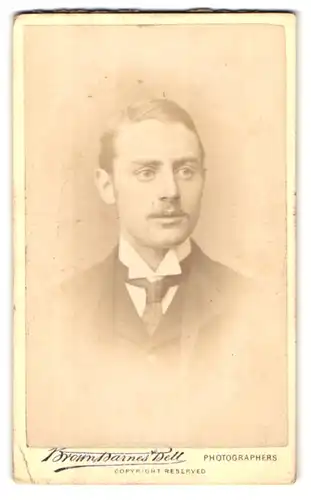 Fotografie Brown, Barnes, Bell, London, 220&222 Regent Street, junger Herr mit Fliege im Portrait