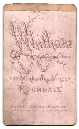 Fotografie Witham, Rochdale, 244 Yorkshire Street, junge Dame mit Hut und Handschuhen