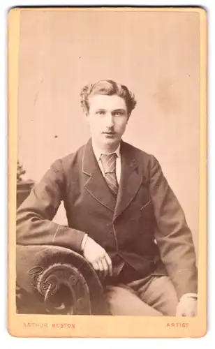Fotografie Arthur Reston, Stretford, 6 Dorset Street, junger Mann auf Chaiselongue