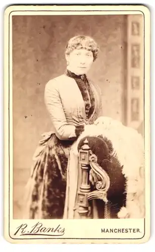 Fotografie R. Banks, Manchester, 2 Swan Street, Frau in samtenem Kleid