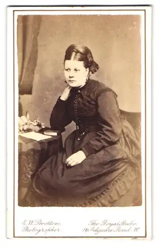 Fotografie E.W. Procktors, London, 16 Edgware Road, Frau in Denkerpose