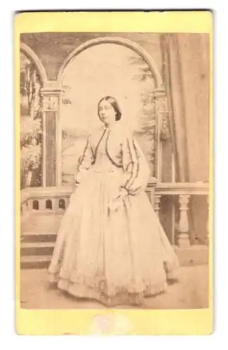Fotografie British & Foreign Copying Company, London, 102 Fleet Street, junge Frau in ausladendem Kleid