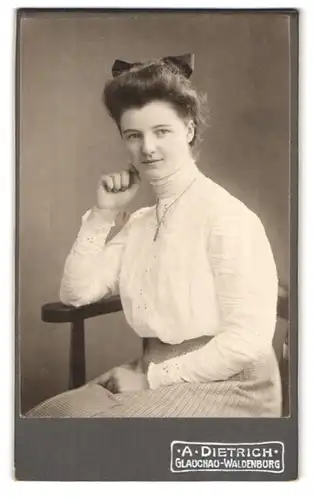 Fotografie A. Dietrich, Glauchau-Waldenburg, Leipzigerstr., Hübsche Frau in weisser Bluse mit Halskette