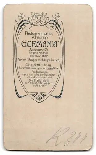 Fotografie Atelier Germania, Chemnitz, Zwickauerstr. 2, Dame im dunklen Kleid mit Buch