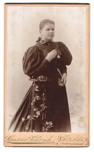 Fotografie Gustav Karsch, Dresden, Antonstr. 2, Dame im Kleid mit kurzen Haaren