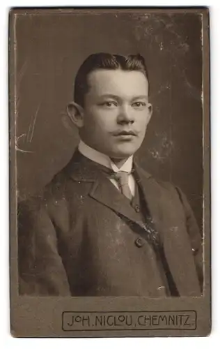 Fotografie Joh. Niclou, Chemnitz, Königstr. 3-5., Junger Mann im Anzug mit Oberlippenbart