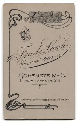 Fotografie Friedrich Lasch, Hohenstein E., Lungwitzerstr. 24, Junger Mann im Anzug mit Fliege und Zwicker