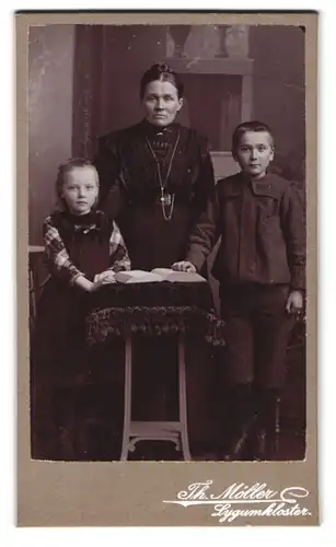 Fotografie Th. Möller, Lygumkloster, Mutter mit Kindern in eleganter Kleidung