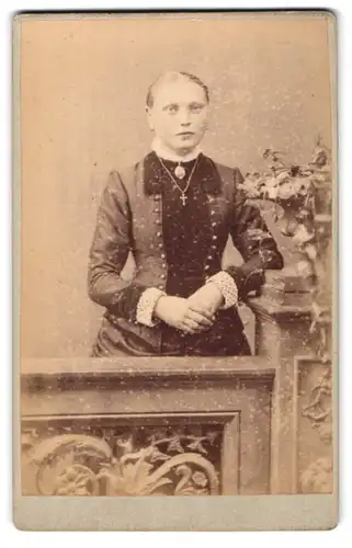 Fotografie Bernhard Tielemann, Hameln a. W., Bäckerstrasse 2, Dame im Kleid mit Kreuzkette