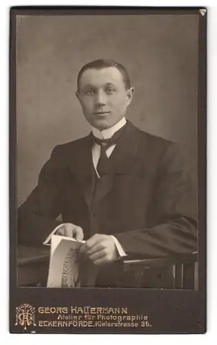 Fotografie Georg Haltermann, Eckernförde, Kielerstr. 26, Junger Mann im Anzug mit Krawatte und Buch