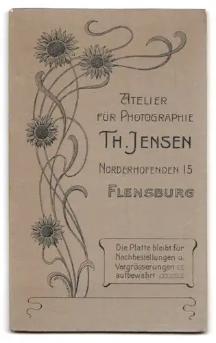 Fotografie Th. Jensen, Flensburg, Norderhofenden 15, Dame im schwarzen kleid in einer Studiokulisse