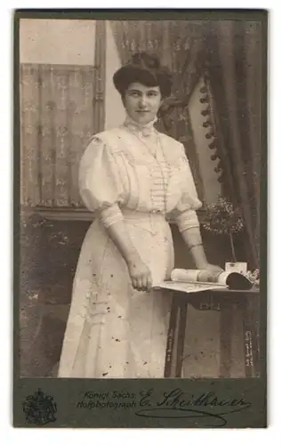 Fotografie E. Scheithauer, Zwickau / Sachsen, Innere Plauenschestr. 20, Dame im weissen Kleid mit Buch