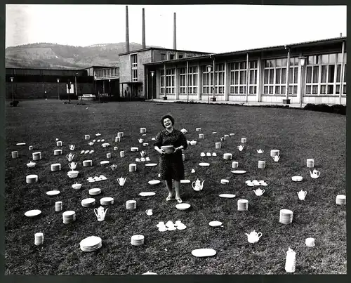 Fotografie Helmut Raddatz, Berlin-Weissensee, Ansicht Kahla, Edith Lippisch zwischen Servicen am VEB Porzellanwerk