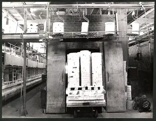 Fotografie Helmut Raddatz, Berlin-Weissensee, VEB Porzellanwerk Kahla, Porzellan am Brennofen, Grossformat 29 x 22cm