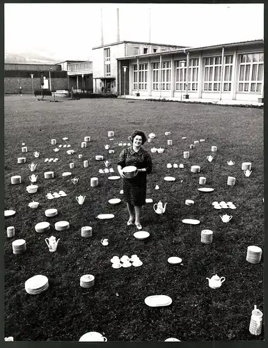 Fotografie Helmut Raddatz, Berlin-Weissensee, Ansicht Kahla, Edith Lippisch zwischen Produkten des VEB Porzellanwerk's