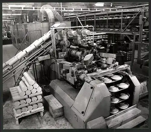 Fotografie Helmut Raddatz, Berlin-Weissensee, VEB Porzellanwerke Kahla, Maschinen & Anlagen der Porzellanproduktion