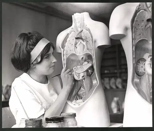 Fotografie Helmut Raddatz, Berlin-Weissensee, Kunstmalerin hebt anatomisches Detail am menschlichen Torso hervor