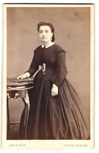 Fotografie Jamin & Cie., Paris, 13 Rue Chapon, Portrait junger Frau im eleganten Korsettkleid