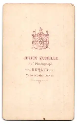 Fotografie Julius Zschille, Berlin, Neue Königstr. 1a, Portrait Knabe im schönen Anzug neben Mutter im Biedermeierkleid