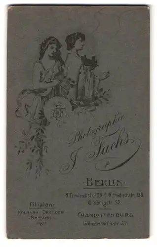 Fotografie J. Fuchs, Berlin, Königstr. 52, rück. Paar mit Balgenkamera, Jugendstil, vord. Portrait Frau in schönem Kleid