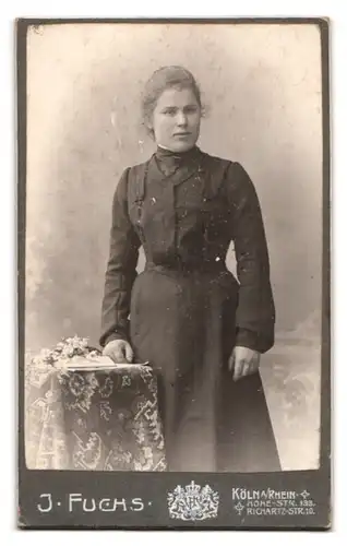 Fotografie J. Fuchs, Berlin, Königstr. 52, rück. Paar mit Balgenkamera, Jugendstil, vord. Portrait Frau in schönem Kleid