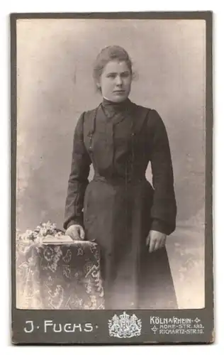 Fotografie J. Fuchs, Berlin, Königstr. 52, rück. Paar mit Balgenkamera, Jugendstil, vord. Portrait Frau in schönem Kleid