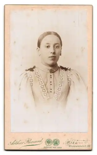 Fotografie A. Renaud, Kiel, Brunswiekerstr. 30, rück. Dampfer, Leuchttrum, Anker, vord. Portrait Frau in schöner Bluse