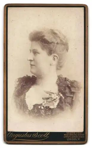 Fotografie Augustus Scott, London, rücks. Frau als Porträtmalerin, Jugendstil, vorder. Portrait Frau mit Blume am Kleid