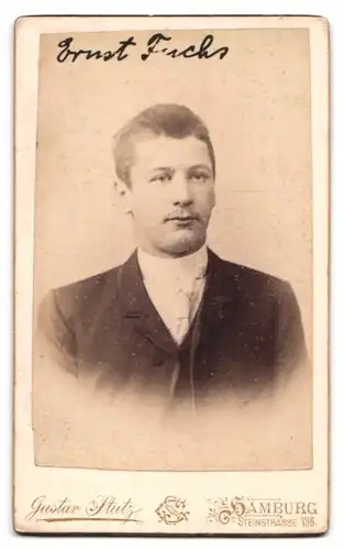 Fotografie Gustav Stutz, Hamburg, Steinstr. 136, rück. Knabe mit Balgenkamera, vorder. Portrait Herr mit weisser Krawatte