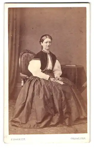 Fotografie J. Barritt, Colchester, Northlight House, Portrait Dame im Biedermeierkleid mit Schultermantel