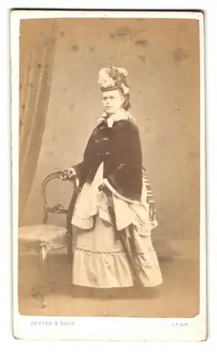 Fotografie Dexter & Sons, Norfolk, Portrait Dame im Promenadenkleid mit Federhut