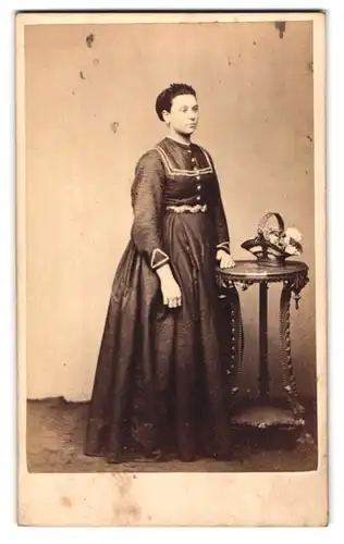 Fotografie W.J. Woodhouse, Norfolk, Black Friars Road, Portrait Frau im hübschen, langen Kleid neben Blumenkorb