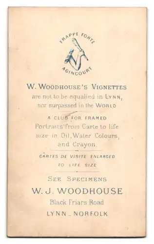Fotografie W.J. Woodhouse, Norfolk, Black Friars Road, Portrait Frau im hübschen, langen Kleid neben Blumenkorb