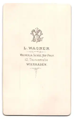 Fotografie L. Wagner, Wiesbaden, Taunusstr. 12, Portrait Frau mit elegant hochgebundenem Zopf in schwarzer Bluse