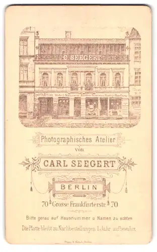 Fotografie Carl Seegert, Berlin, Gr. Frankfurterstr. 70, Ansicht Berlin, Photo-Atelier Seegert, vord. Mann mit Hut