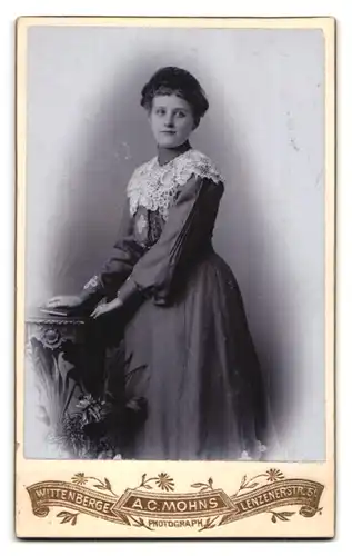 Fotografie A.C. Mohns, Wittenberge, Lenzenerstr., Ansicht Wittenberge, Photog. Anstalt Mohn`s, vord. hübsche Frau