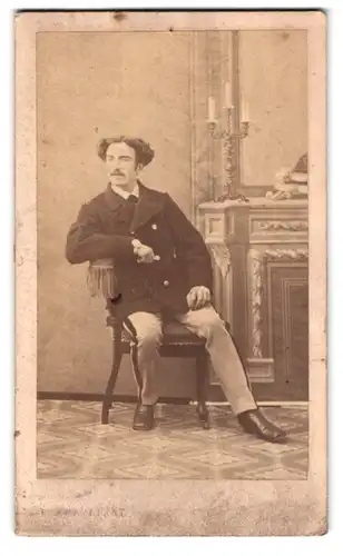 Fotografie P. Chaveriat, Lons le Saunier, Rue des Caserne, Portrait Herr neben Kamin mit Kerzenleuchter