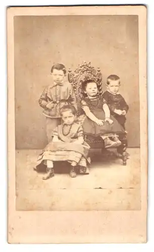 Fotografie C. Grieshaber, Basel, Freie Strasse 44, Portrait niedliche Kindergruppe in hübschen Kleidern