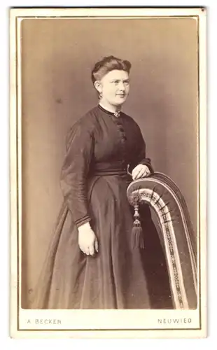 Fotografie A. Becker, Neuwied, Portrait junge Frau modisch frisiert im eleganten, langen Kleid