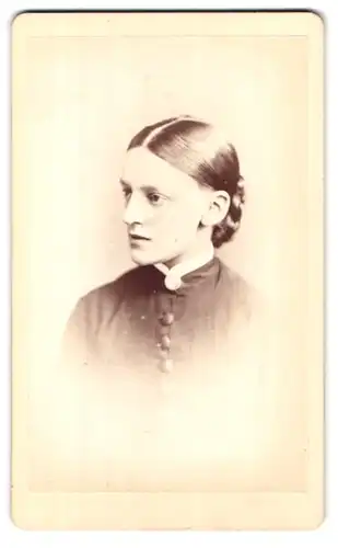 Fotografie F. Treble, Norwich, Victoria Hall, Portrait junge Frau mit Dutt in dunkler Bluse