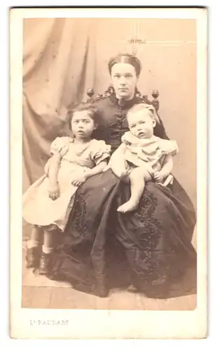 Fotografie Ls. Baudart, Reims, 80 Rue du Bourg St. Denis, Portrait Mutter in schönem Biedermeierkleid mit ihren Kindern