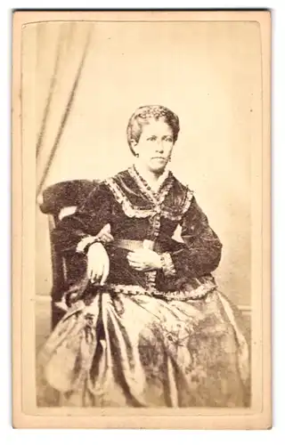 Fotografie Mess. Dexter & Sons, Kings Lynn, Athenaeum Parade, Portrait Frau im Biedermeierkleid mit eleganter Jacke