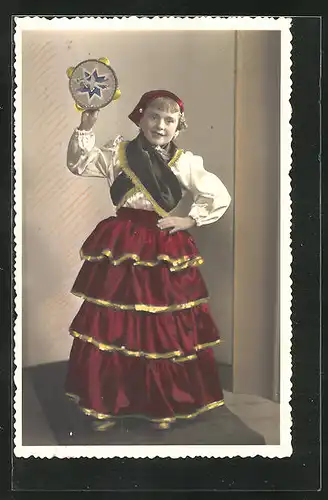 Foto-AK Frau in Tracht mit Tamburin beim Volkstanz