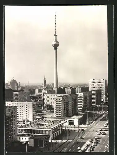 AK Berlin, Karl-Marx-Allee mit Fernsehturm