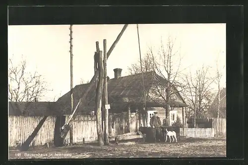 AK Iwanowo, russische Soldaten vor einem Bauernhaus