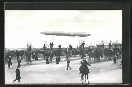 AK München, Schaulustige beobachten die Landung eines Zeppelins