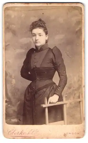 Fotografie Clerke & Co., London-N, Stamford Hill, Portrait junge Dame in zeitgenössischer Kleidung
