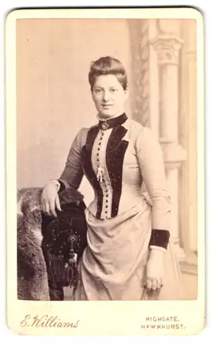 Fotografie E. Williams, Hawkhurst, Highgate, Portrait junge Dame in modischer Kleidung