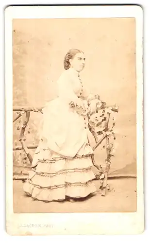 Fotografie J. Lacroix, Genève, Rue de Candolle, Portrait bürgerliche Dame in zeitgenössischer Kleidung