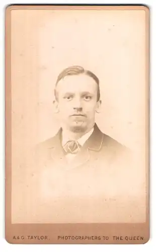 Fotografie A. & G. Taylor, Manchester, 60 A, Market Street, Portrait junger Mann in modischer Kleidung